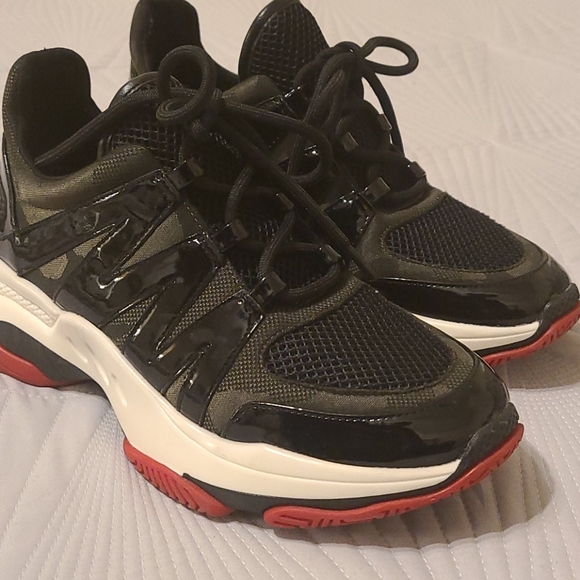 Sneakers - Picture 3 of 7